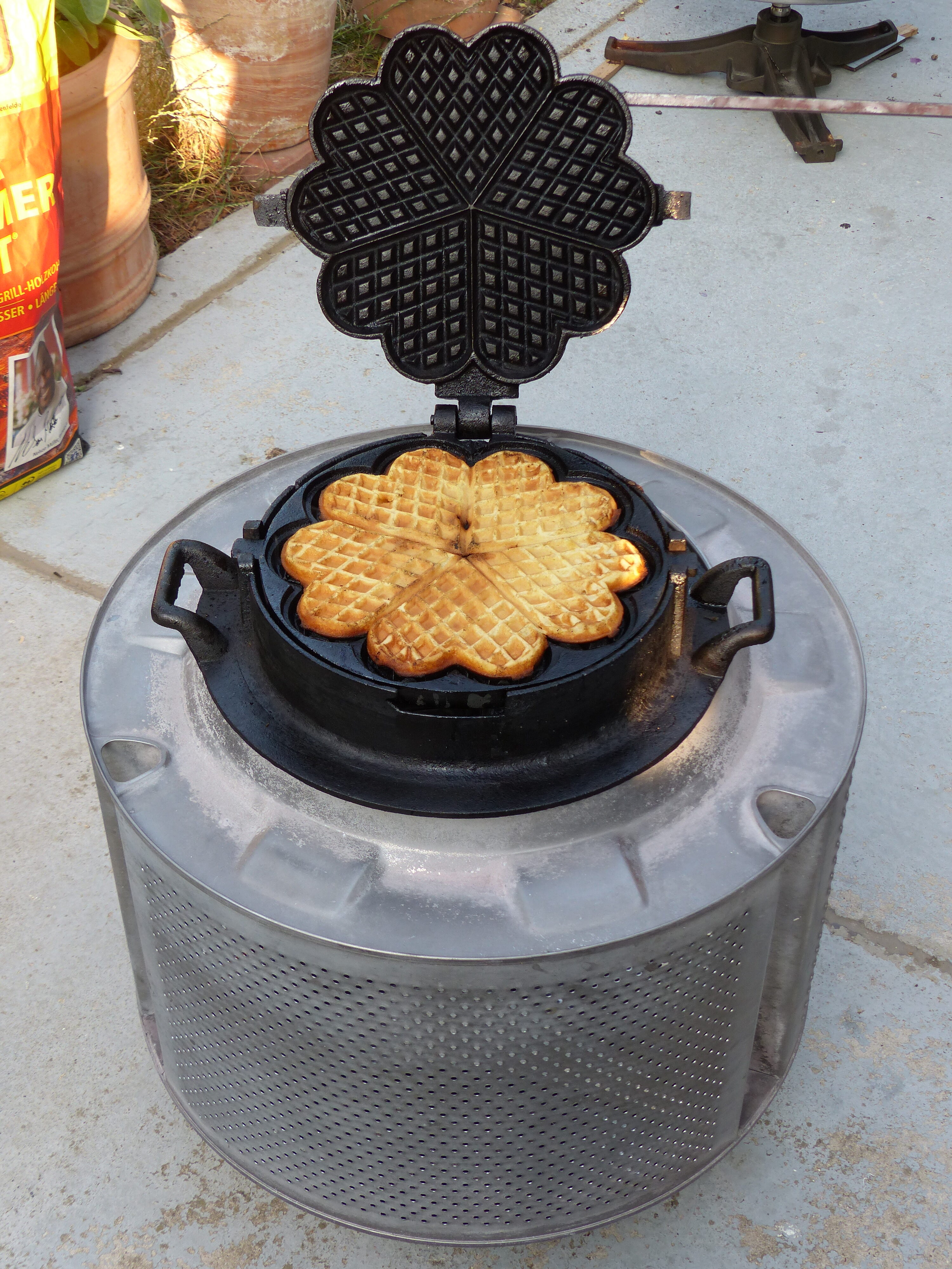 Waffeln backen auf einer alten Waschmaschinentrommel